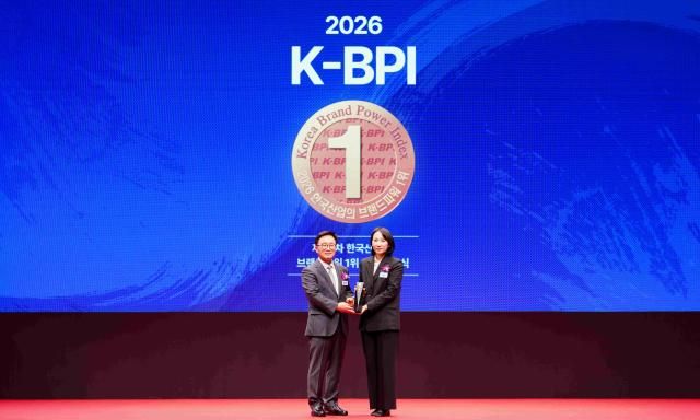 지난 19일 신라호텔에서 열린 ‘2026 한국산업의 브랜드파워K-BPI’ 인증식에서 이효진 CJ푸드빌 외식사업본부장오른쪽과 한수희 한국능률협회컨설팅 대표이사 사장왼쪽이 시상 후 기념사진을 촬영하고 있다 사진CJ푸드빌