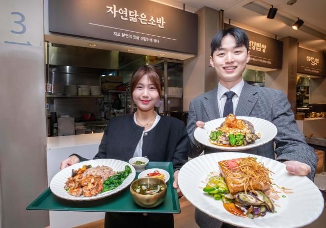 29일 오전 서울시 강남구 현대백화점 무역센터점 지하1층 에이치키친h_Kitchen의 자연닮은소반 매장에서 직원들이 대표 메뉴를 선보이고 있다 사진현대그린푸드