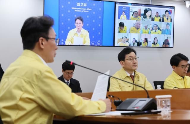 김민석 국무총리가 3일 서울 종로구 외교부 청사에서 열린 중동상황 관련 재외공관장 회의를 주재하고 있다연합뉴스