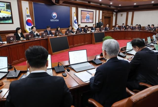 김민석 국무총리가 3일 서울 종로구 정부서울청사에서 열린 국무회의를 주재하고 있다 사진연합뉴스