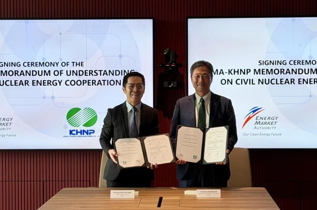 한국수력원자력이 지난 1일 싱가포르 현지에서 싱가포르 에너지시장청EMA과 소형모듈원자로SMR 분야의 기술 교류 및 협력 강화를 위한 양해각서를 체결했다 왼쪽부터콕 키옹 푸아 EMA 청장 전대욱 한국수력원자력 사장 직무대행 사진한국수력원자력