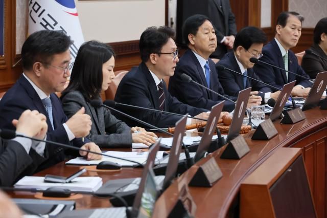 김민석 국무총리가 3일 서울 종로구 정부서울청사에서 열린 국무회의를 주재하고 있다 사진연합뉴스 