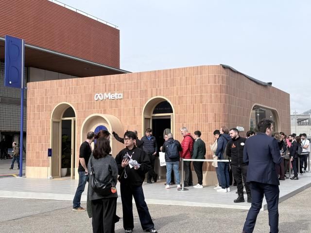 메타 부스 밖에 관람객들이 들어가기 위해 줄을 서있다 사진최연재 기자