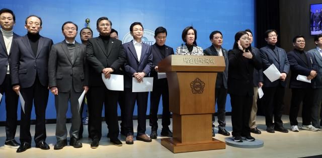 이인선 국민의힘 대구시당위원장과 대구·경북을 지역구로 둔 국민의힘 의원 광역 지자체장 광역의회 의장 등이 3일 국회 소통관에서 기자회견을 열고 대구·경북 행정통합법의 신속한 처리를 촉구하고 있다 사진연합뉴스