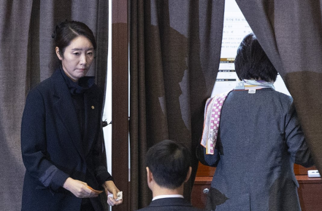 2022년 지방선거를 앞두고 1억원의 공천헌금을 주고받은 혐의로 수사를 받는 강선우 무소속 의원이 지난달 24일 국회 본회의에 자신의 체포동의안 기표를 마친 뒤 기표소를 나오고 있다 사진연합뉴스