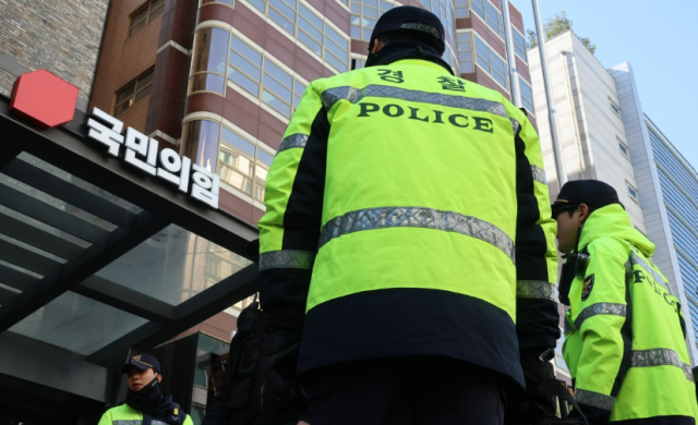 검경 합동수사본부가 신천지 집단 당원 가입 의혹과 관련해 3일 서울 영등포구 여의도 국민의힘 중앙당사에 대한 강제수사에 다시 나섰다 사진연합뉴스