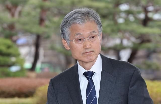 조희대 대법원장이 3일 서울 서초구 대법원으로 출근하고 있다 사진연합뉴스