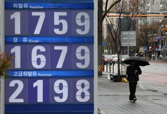  지난 주말 시작된 미국과 이스라엘의 이란 공격 여파로 글로벌 자산 시장이 출렁거리는 분위기다 이란의 보복 공격에 따른 호르무즈 해협 혼돈으로 국제유가도 급등세를 보이고 있다 장외시장에서 브렌트유 가격은 지난주 금요일 종가보다 8∼10 급등한 배럴당 80달러 안팎에 거래되고 있다 2일 거래소가 문을 열면 급등세가 예상된다 이날 서울 시내 한 주유소에 휘발유 경유 등의 가격이 표시돼있다 