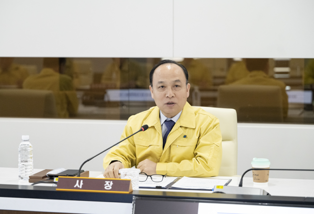 이영조 한국중부발전 사장이 중동사태 관련 긴급 상황점검 회의를 주재하며 발언하고 있다 사진중부발전