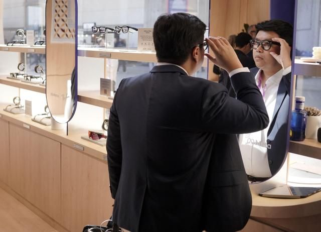 2026년 3월 2일 스페인 바르셀로나에서 열린 MWC 현장에서 한 관람객이 인공지능AI이 탑재된 메타의 스마트 글래스를 시연해보고 있다 사진최연재 기자