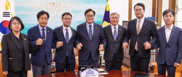 용해인 기본소득당 대표왼쪽부터 윤종오 진보당 원내대표 한병도 더불어민주당 원내대표 우원식 국회의장 서왕진 조국혁신당 원내대표 천하람 개혁신당 원내대표 한창민 사회민주당 대표가 30일 국회 의장실에서 열린 초당적 개헌추진을 위한 제정당 2차 연석회의에 참석해 기념촬영을 하고 있다 사진연합뉴스