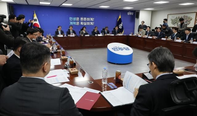 더불어민주당 한정애 정책위의장이 30일 국회 의원회관에서 열린 중동전쟁 경제 대응 특별위원회 첫 회의에서 발언하고 있다사진연합뉴스