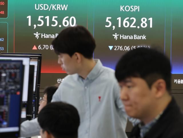 30일 오전 서울 중구 하나은행 본점 딜링룸 전광판에 코스피와 환율이 표시돼 있다 사진연합뉴스