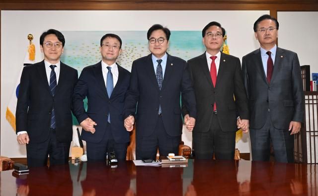 우원식 국회의장이 30일 서울 여의도 국회에서 열린 의장 주재 여야 원내대표 회동에서 기념 촬영하고 있다 왼쪽부터 더불어민주당 천준호 원내운영수석부대표 한병도 원내대표 우 국회의장 국민의힘 송언석 원내대표 유상범 원내운영수석부대표 사진연합뉴스