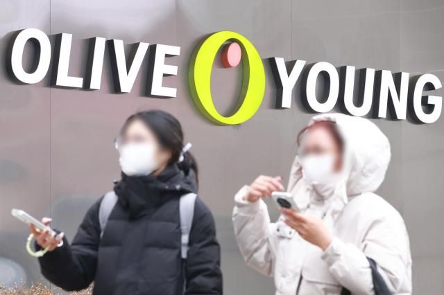 작년 500대 기업 고용현황 결과…CJ올리브영 최다 증가 서울연합뉴스 진연수 기자 K-뷰티 수혜를 입은 CJ올리브영이 2천 명 이상 고용을 늘린 것으로 나타났다 기업데이터연구소 CEO스코어는 11일 매출액 기준 500대 기업 중 분할·합병 등이 있는 기업을 제외한 476개 기업을 대상으로 국민연금 가입자 기준 고용 현황을 조사한 결과를 공개했다 고용이 증가한 기업은 222개사466였고 이 가운데 고용을 가장 많이 늘린 기업은 CJ올리브영으로 2천518명211 증가했다 CJ올리브영은 K-뷰티 시장 성장에 따른 브랜드 수요 증가와 점포 확대로 매장과 인력을 크게 늘렸다 사진은 이날 서울 시내 올리브영 매장 모습 2026211 jin90ynacokr2026-02-11 142014 저작권자 ⓒ ㈜연합뉴스 무단 전재 재배포 금지 AI 학습 및 활용 금지저작권자 ⓒ ㈜연합뉴스 무단 전재 재배포 금지 AI 학습 및 활용 금지