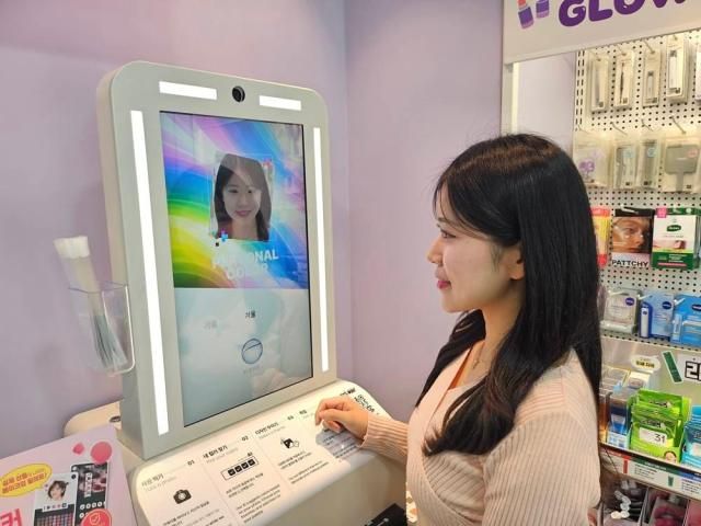 모델이 CU AI 메이크업 팔레트 메이커 키오스크를 사용하고 있다 사진CU