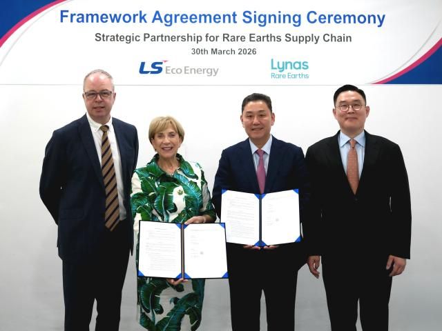 30일 LS전선 싱가포르지사에서 열린 희토류 공급망 구축 관련 협약식에서 오른쪽부터 구본규 LS전선 대표 이상호 LS에코에너지 대표 아만다 라카즈Amanda Lacaze 라이너스 대표 크리스 제니Chris Jenney 라이너스 영업·시장개발부문 부사장이 기념 촬영을 하고 있다 사진LS에코에너지