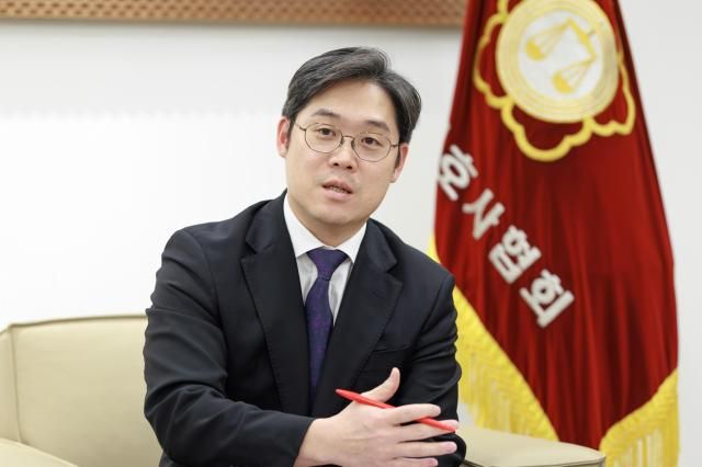 김정욱 대한변호사협회 회장이 지난 4일 대한변호사협회에서 아주경제와 인터뷰 하고 있다 사진유대길 기자