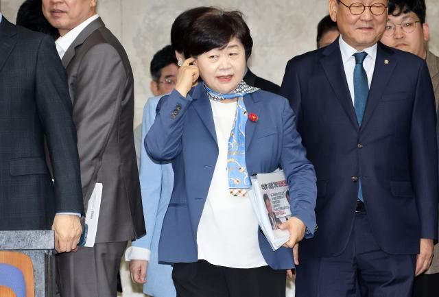 국회 법사위원장에 내정된 서영교 더불어민주당 의원이 31일 국회에서 열린 의원총회에 참석하고 있다 사진연합뉴스