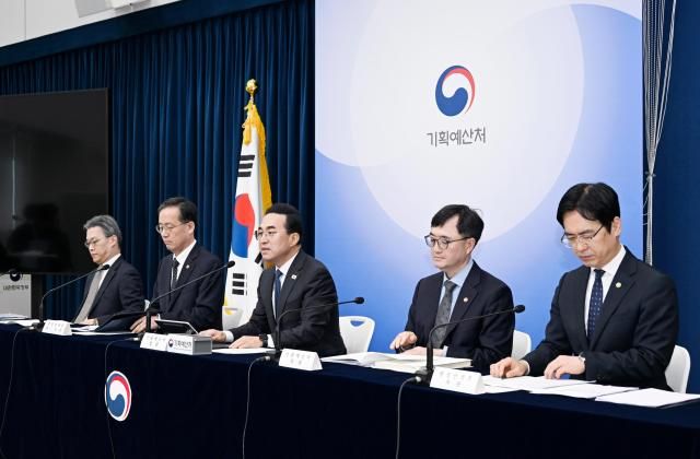 박홍근 기획예산처 장관이 3월 27일 오전 정부세종청사 중앙동에서 열린 2026년 추가경정예산안 상세 브리핑에서 주요 내용을 발표하고 있다왼쪽부터 오승철 산업통상부 기획조정실장 이형일 재정경제부 제1차관 박홍근 기획예산처 장관 임기근 기획예산처 차관 김민재 행정안전부 차관사진기획예산처 