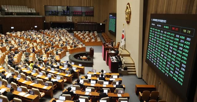 31일 국회에서 열린 3월 임시국회 제3차 본회의에서 공휴일에 관한 법률 일부개정법률안대안이 통과되고 있다 사진연합뉴스