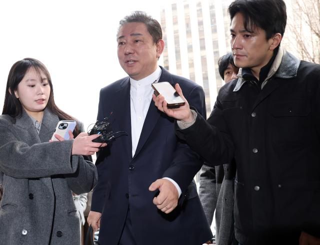 뇌물수수 의혹 등을 받는 무소속 김병기 의원이 지난 11일 서울 마포구 서울경찰청 공공범죄수사대에 조사를 받기 위해 출석하고 있다사진연합뉴스