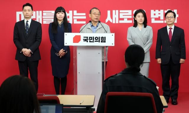 이정현 국민의힘 공천관리위원장이 31일 서울 영등포구 중앙당사에서 사퇴 의사를 밝히고 있다 사진연합뉴스