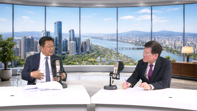 ABC 광화문 스튜디오에서 임규진 아주경제 사장과 인터뷰 하는 주형환 전 산업통상자원부 장관오른쪽 사진아주ABC