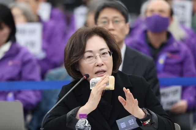 지난 13일 서울 중구 은행회관에서 10·29 이태원참사 진상규명과 재발방지를 위한 특별조사위원회가 연 청문회에서 박희영 용산구청장이 증인으로 출석해 위원 질의에 답변하고 있다 사진연합뉴스