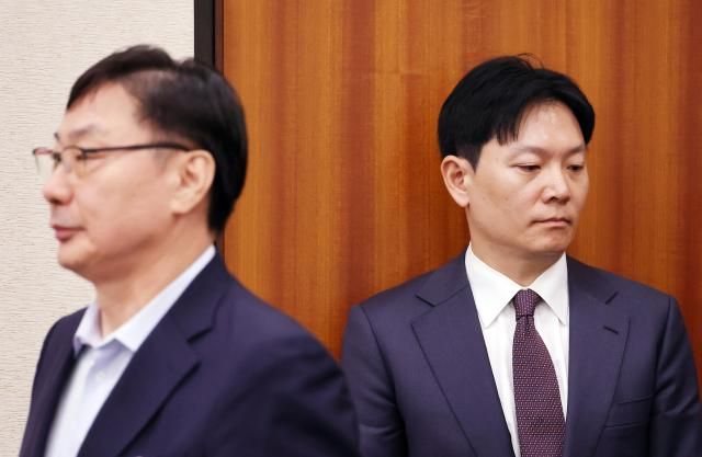 이화영 전 경기도 평화부지사가 14일 서울 여의도 국회에서 열린 법무부 등에 대한 법제사법위원회 국정감사에서 의원 질의에 답한 뒤 자리로 향하고 있다 오른쪽은 이화영 전 경기도 평화부지사의 대북 송금 사건을 수사했던 박상용 법무연수원 교수 사진연합뉴스