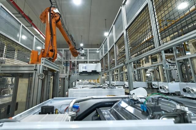 경동나비엔의 제조시설인 경기 평택시 에코허브에서 인공지능AI을 적용한 비전검사로봇이 부품 누락과 오조립 여부를 정밀하게 확인하고 있다 사진경동나비엔