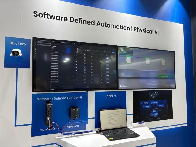 LS일렉트릭은 4일 서울 강남구 코엑스에서 열린 ‘2026 스마트공장·자동화산업전AW 2026’에서 한국형 AI 팩토리 모델을 선보였다 사진김나윤 기자