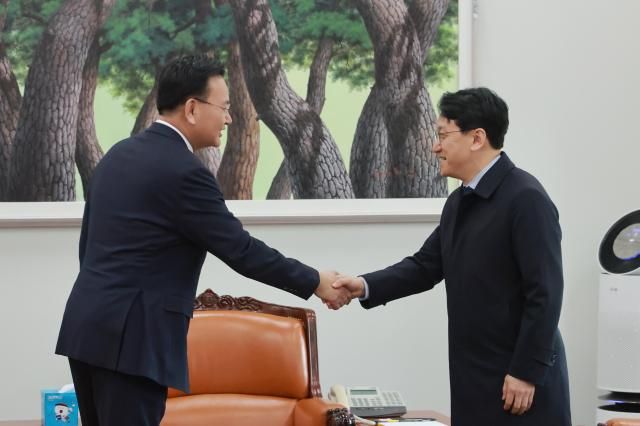 더불어민주당 천준호 원내운영수석부대표오른쪽와 국민의힘 유상범 원내운영수석부대표가 국회 운영위원장실에서 회동하며 악수하고 있다사진연합뉴스