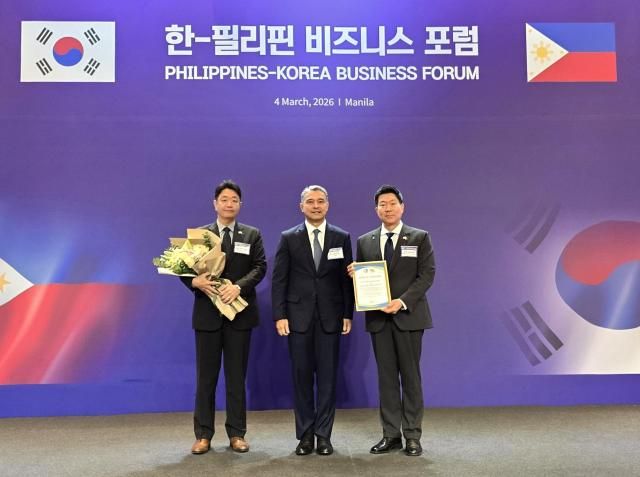 구혁서 LX인터내셔널 대표오른쪽가 4일 마닐라 콘래드 호텔에서 열린 ‘한-필리핀 비즈니스 포럼’에서 후안 미겔 쿠나 필리핀 환경자원부 장관가운데 이준택 LX인터내셔널 마닐라지사장과 함께 기념사진을 찍고 있다 사진LX인터내셔널 