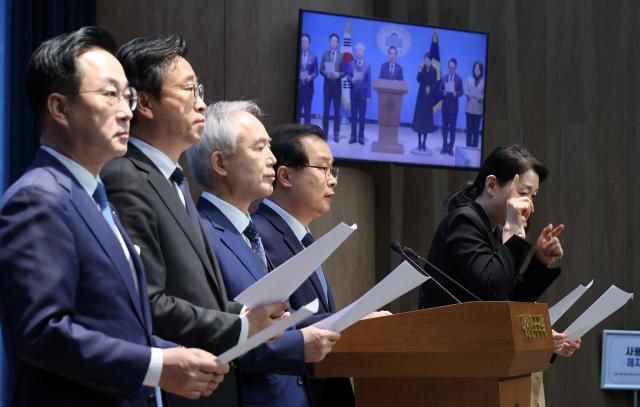 이건태 국정조사 추진위원회 간사와 박성준 부위원장을 비롯한 더불어민주당 의원들이 4일 국회에서 국정조사 추진위원회 현안 관련 기자회견을 하고 있다 사진연합뉴스