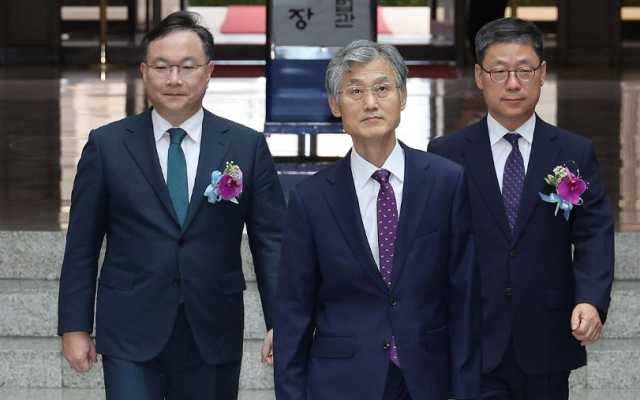 조희대 대법원장과 노경필·박영재 당시 신임 대법관이 지난 2024년 8월 2일 서울 서초구 대법원에서 열린 대법관 취임식에 입장하고 있다 사진연합뉴스 