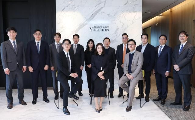 율촌 미디어엔터팀 팀장 김문희 변호사앞열 중앙와 이용민앞열 오른쪽 권성국앞열 왼쪽 변호사 등이 구성원들과 함께 사진을 찍고 있다 사진법무법인 율촌