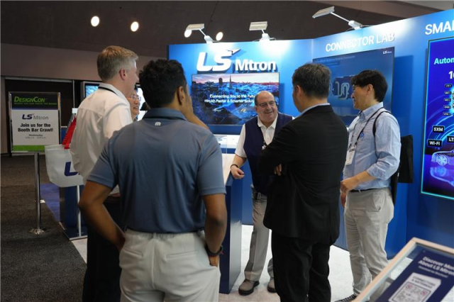 LS엠트론 관계자들이 DesignCon 2026에서 고객들과 논의 중인 모습 사진LS엠트론