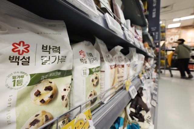 서울의 한 대형마트에 밀가루가 진열되어 있다 사진연합뉴스