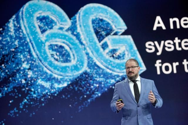 크리스티아노 아몬 퀄컴 최고경영자CEO가 3일현지시간 스페인 바르셀로나에서 열린 MWC 2026 메인 무대에서 발표를 하고 있다 사진AFP 