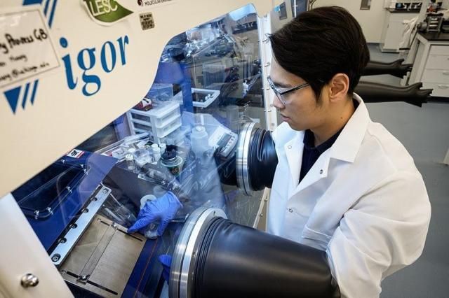 LG에너지솔루션에서 운영하는 FRL에서 연구원이 전고체 배터리를 연구하고 있다사진LG에너지솔루션