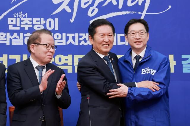 더불어민주당 경남도지사 후보로 결정된 김경수 지방시대위원장오른쪽이 5일 국회에서 정청래 대표가운데와 포옹하고 있다 사진연합뉴스