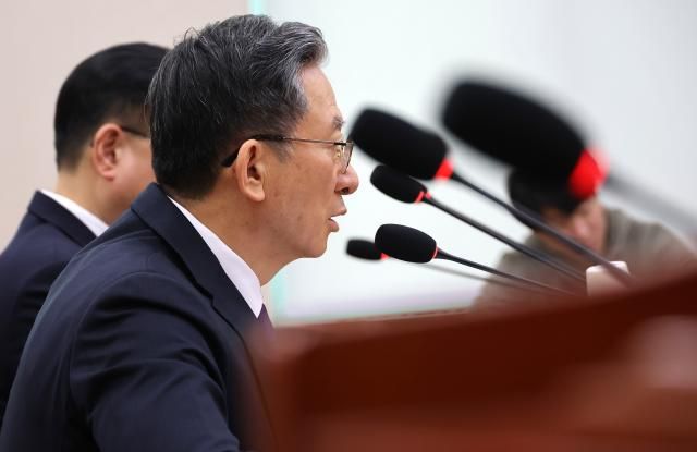 정성호 법무부 장관이 24일 국회에서 열린 법제사법위원회 전체회의에서 의원 질의에 답하고 있다 사진연합뉴스