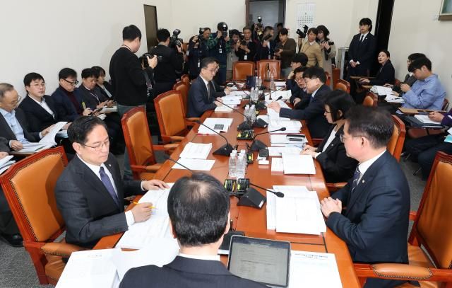 5일 국회에서 열린 대미투자특별법처리를위한특별위원회 법안소위원회 회의에서 여야 의원들이 한미 전략적 투자 관리를 위한 특별법안을 심의하고 있다사진연합뉴스