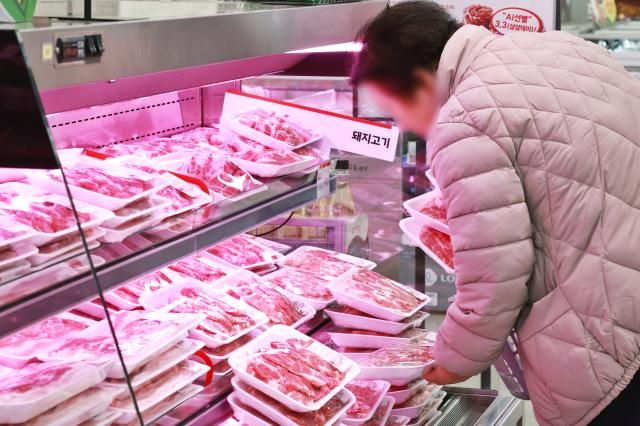 지난 3일 서울의 한 대형마트에서 돼지고기를 고르는 시민 모습 