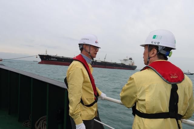 손주석 한국석유공사 사장사진 왼쪽이 6일 울산 석유비축기지 현장을 방문해 석유수급 위기상황에 대비한 비축유 방출 대비 태세를 점검하고 있다 사진한국석유공사