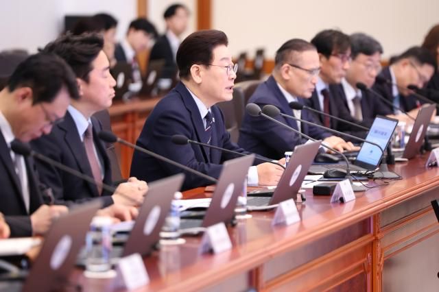 이재명 대통령이 6일 청와대에서 열린 수석보좌관회의를 주재하고 있다 사진연합뉴스 
