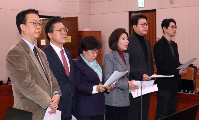 국회 법제사법위원회 나경원 국민의힘 의원을 비롯한 위원들이 6일 국회 법사위 회의실에서 코로나19 백신 감사원 감사결과와 관련한 법사위 긴급현안질의 개회를 요구하며 기자회견을 열고 있다 왼쪽부터 곽규택 송석준 조배숙 나경원 신동욱 주진우 의원 사진연합뉴스