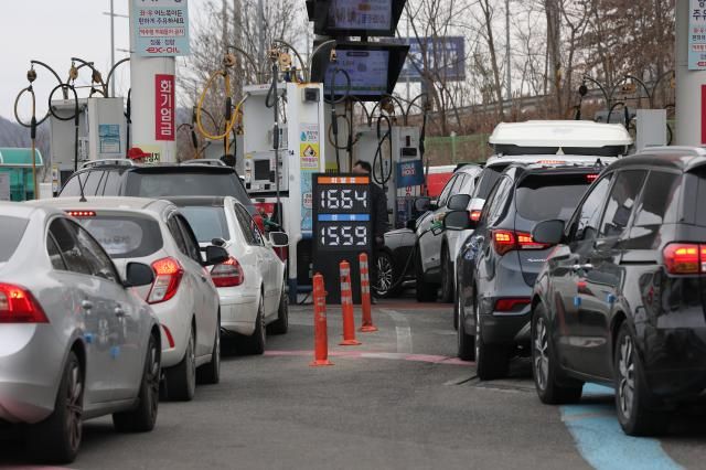 서울 서초구 만남의광장 주유소에서 시민들이 차량에 기름을 넣고 있다 사진연합뉴스