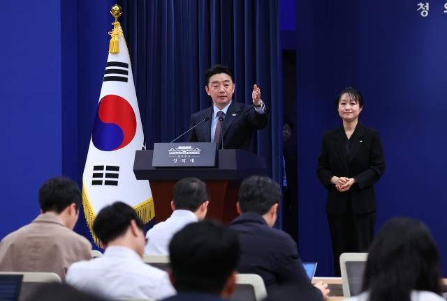 강훈식 대통령 비서실장이 6일 청와대 춘추관에서 UAE 체류 국민 귀국 지원 및 원유 확보 관련 브리핑을 하고 있다 사진연합뉴스